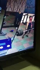 Un sportif se brise le dos en deux par une surcharge de poids