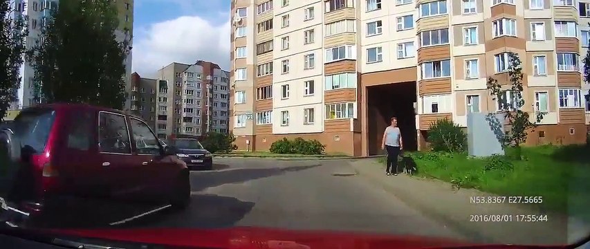 Всегда ездите во дворе медленно! Смотреть всем водителям. Видео 2016