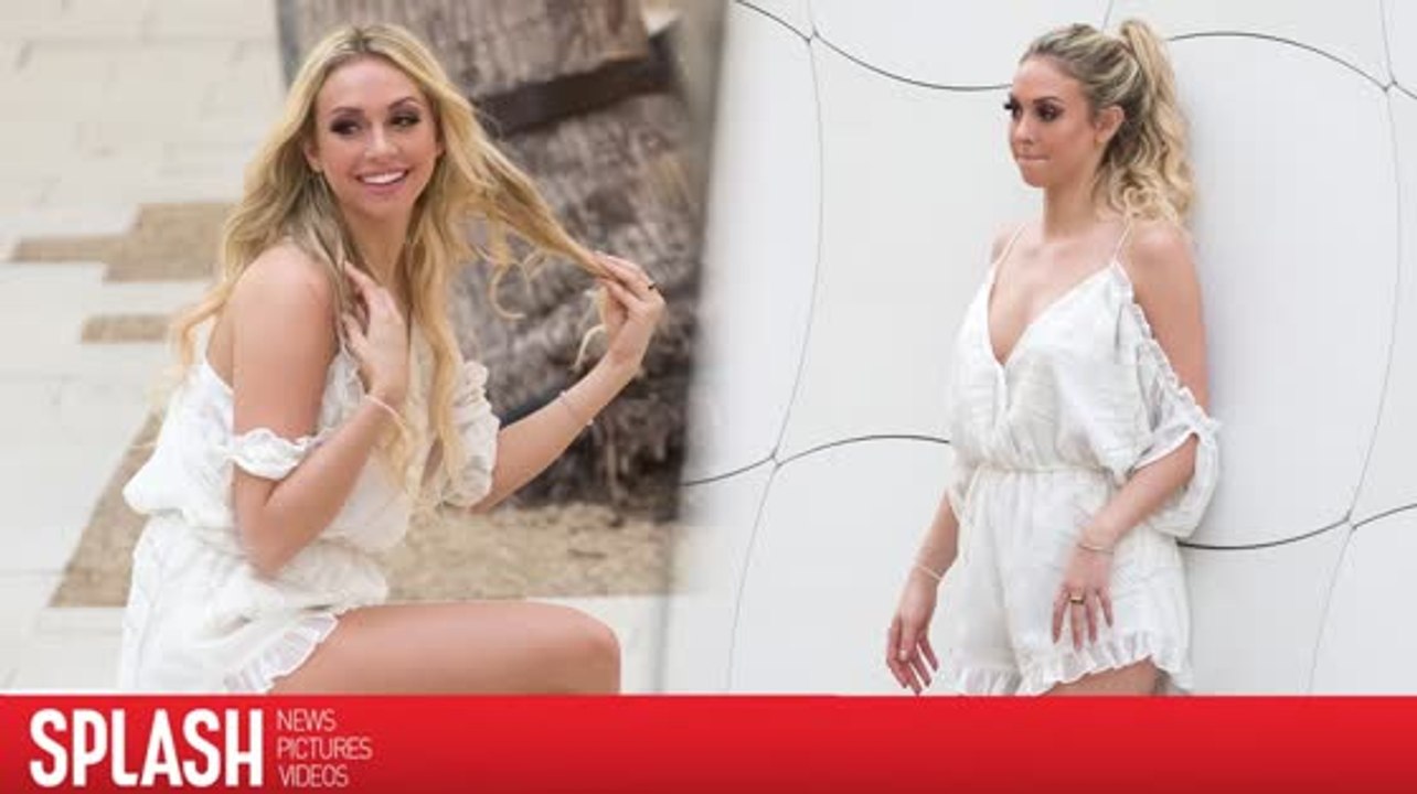 Bachelor Bad Girl Corinne modelt in Miami