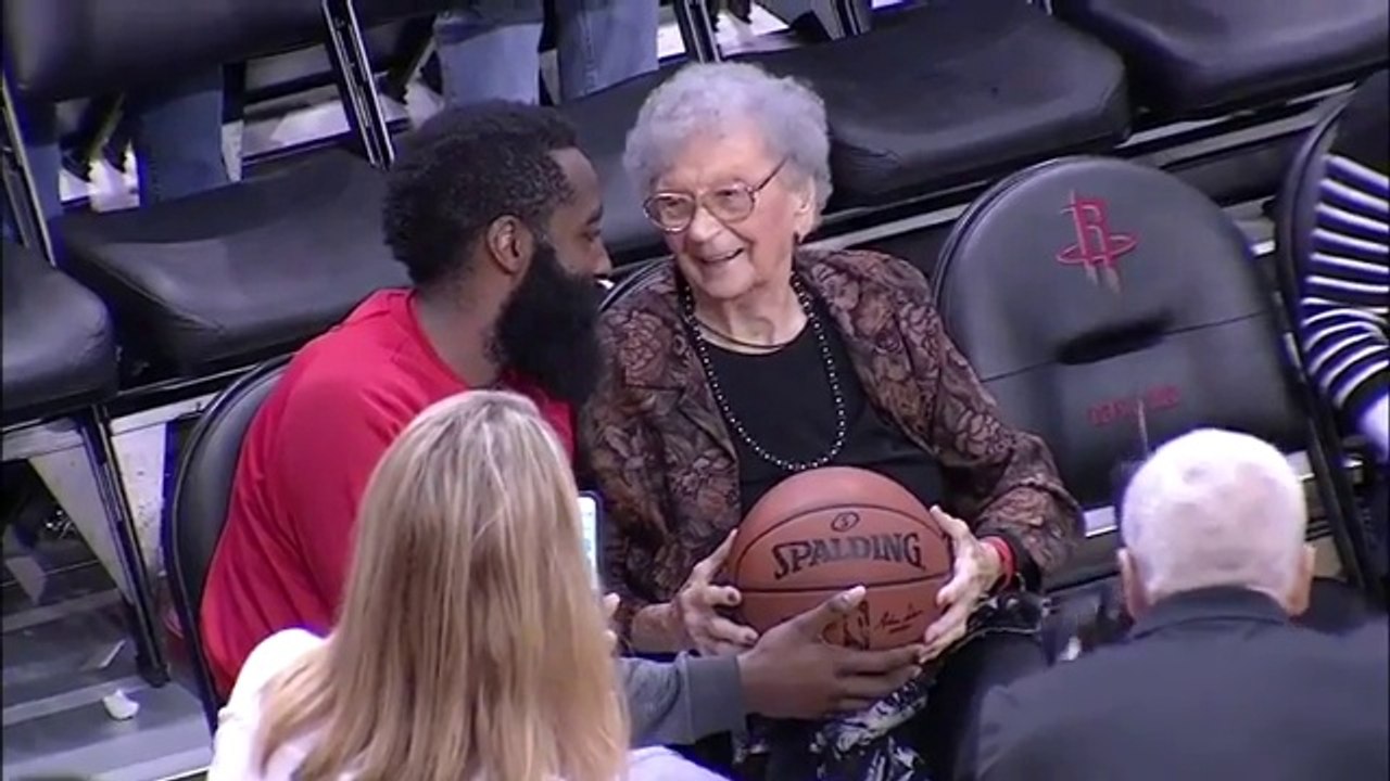 James Harden offre le ballon du match à une fan âgée de 100 ans