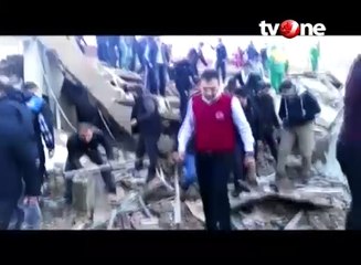 Gedung Kosong Runtuh, Dua Pejalan Kaki Tewas