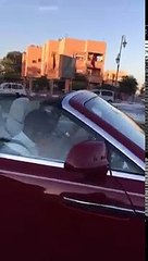 مغاربة يحاصرون الملك محمد السادس داخل سيارته بمراكش