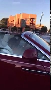 مغاربة يحاصرون الملك محمد السادس داخل سيارته بمراكش