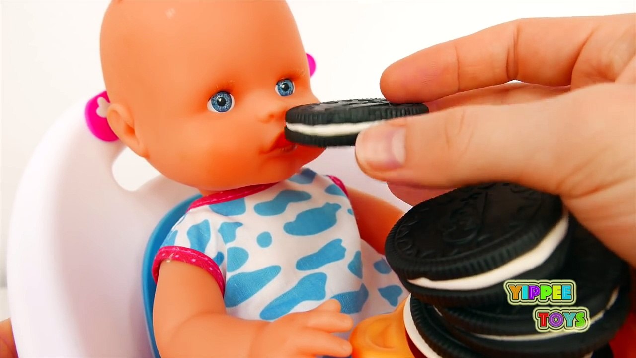 Nenuco Baby Doll Poops her Diaper and Eats Play Doh Oreo Cookies Before Bed Time