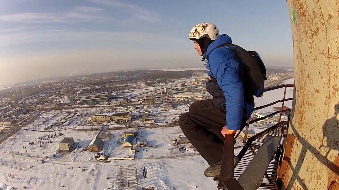 Saut en Base Jump depuis un tour industrielle.. Vertigineux