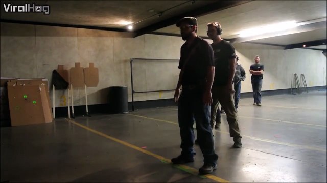 Quand ton pistolet tir tout seul par surprise... Chaud!