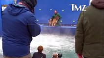 Un dresseur force un chien terrifié à rentrer dans leau pendant le tournage de « Mes vies de chien »