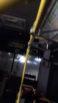 Des passagers se retrouvent piégés dans un bus inondé