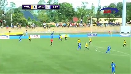 شاهد في أفريقيا.. مهاجم يسجل هدفا بعد نزعه  سحر  الحارس