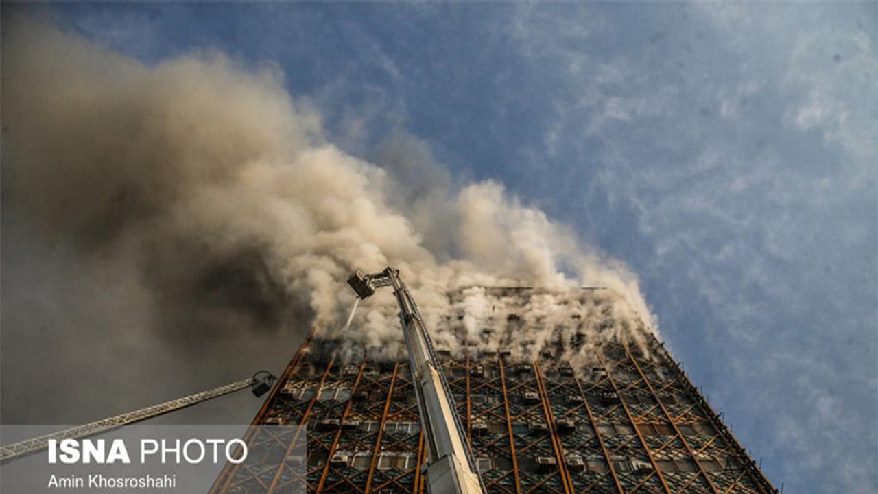 Тегеран: под завалами рухнувшей многоэтажки дес...
