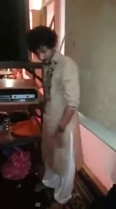 Cet homme fait pivoter sa tête à 180°... L'exorciste!!!!