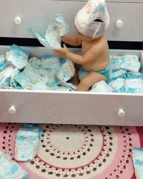 Ce bébé a trouvé son nouveau jeu préféré : le tiroir à couches