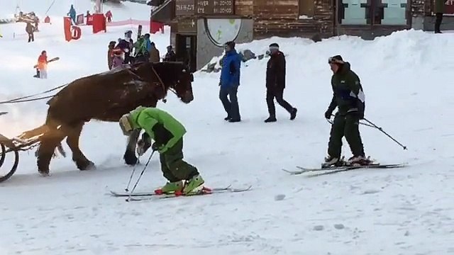 Complètement cuit, il essaye en vain de chausser ses skis et se ramasse sans cesse