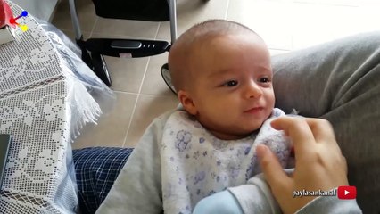 Bebek babasına öyle bir gülümsemesi var ki!