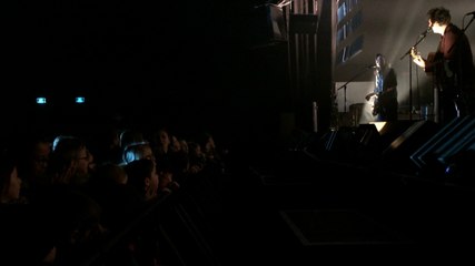 L'artiste belge Saule offre un concert privé à une soixantaine d'écoliers