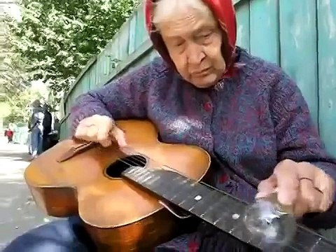 Бабуля играет на гитаре как никто другой
