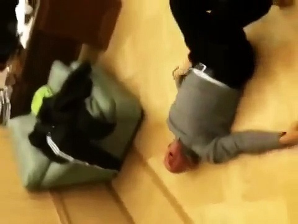 дед смеётся над причёской