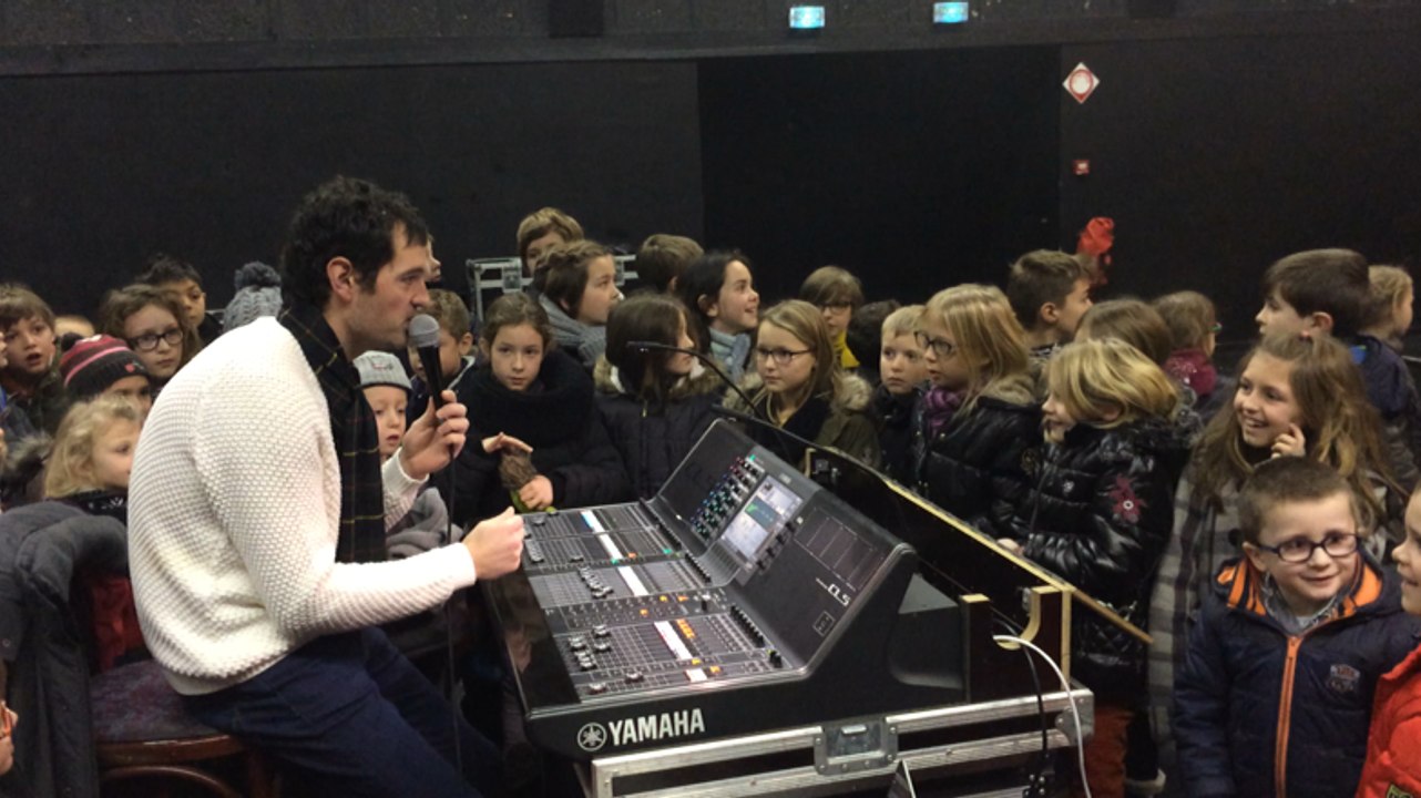 Des écoliers découvrent la table de mixage du Normandy