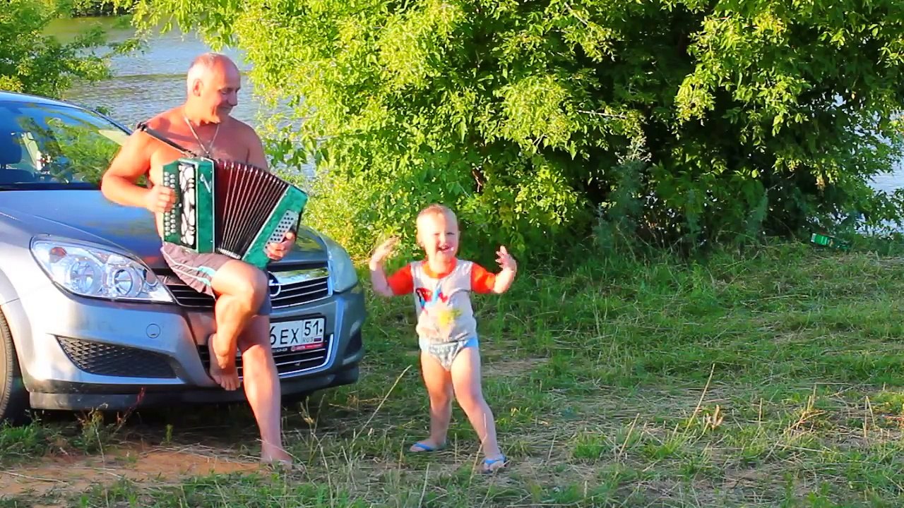 Ночь лунявая. Сережка 4 года поет и на гармошке играет