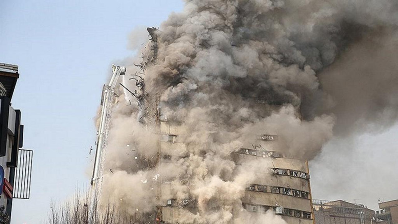 Hochhauseinsturz in Teheran: Dutzende Feuerwehrleute unter Trümmern begraben