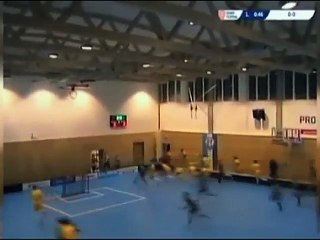 খেলা চলাকালীন ধসে পড়লো স্টেডিয়ামের ছাদ