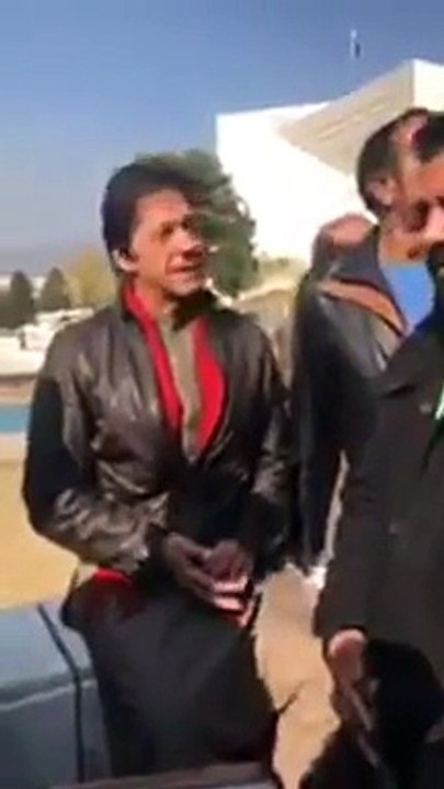Imran khan talking with PTI workers outside Suprem Court - workers complaining him for PMLN's lies