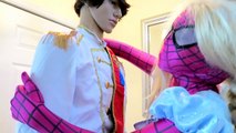Is Frozen Elsa Kissing Prince Charming? - Spiderman vs Joker vs Frozen Elsa - Disney Princess