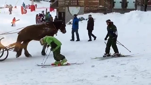 Hombre ebrio trata de esquiar