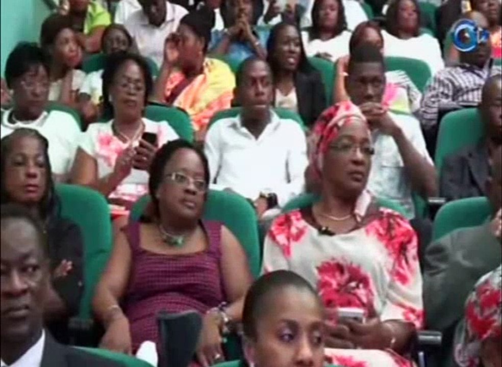 RTG - Rencontre entre Estelle ONDO ministre de l`Economie Forestière et le personnel de son département