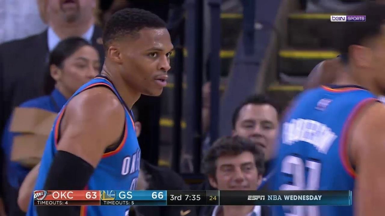 Le basketteur Russell Westbrook oublie de dribbler