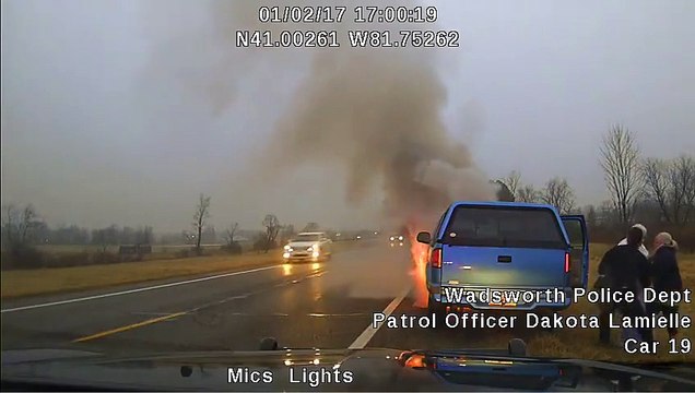 Un officier de police sauve une vieille dame de son véhicule en train de prendre feu