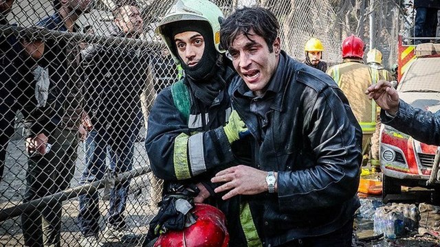 فرق الانقاذ تواصل عمليات إزالة مخلفات انهيار برج بلاسكو في طهران