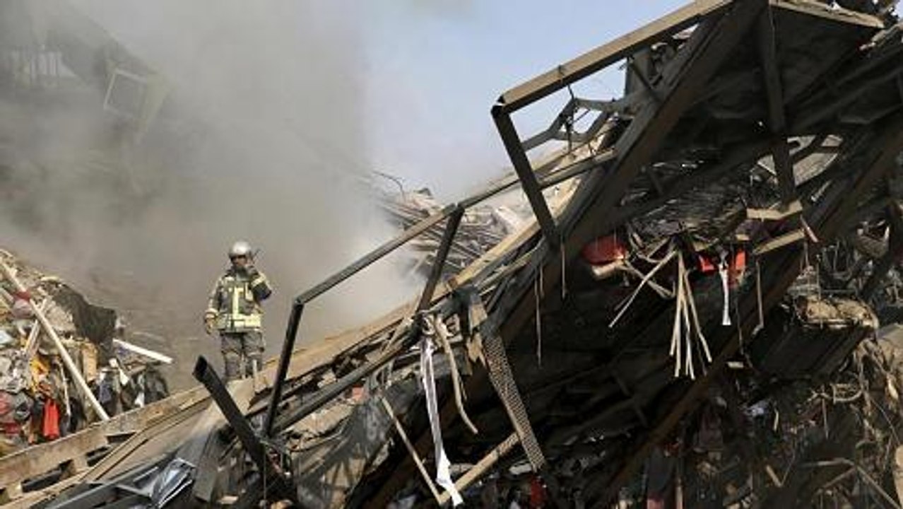 17-stöckiges Einkaufszentrum in Teheran stürzt ein