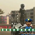 Un policier nigérien danse sans pression sur sa moto