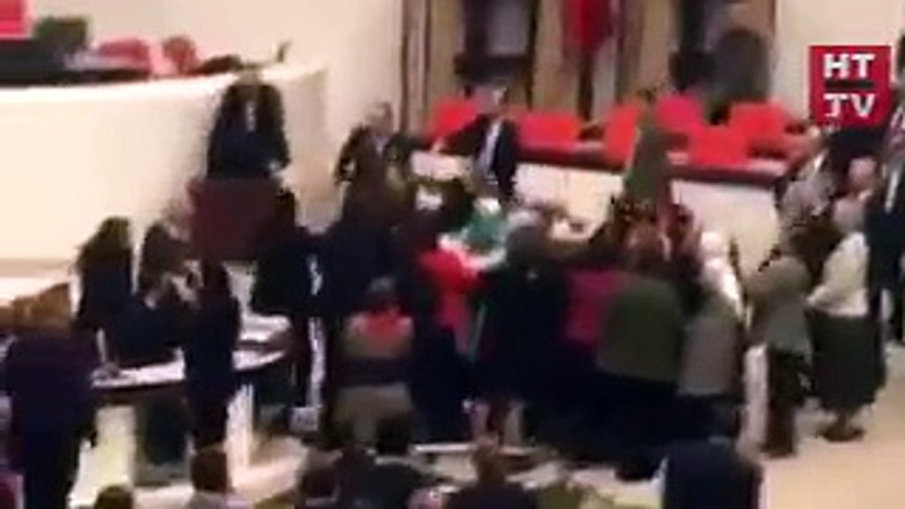 اشتباكات بالأيدى بين نائبات البرلمان التركى
