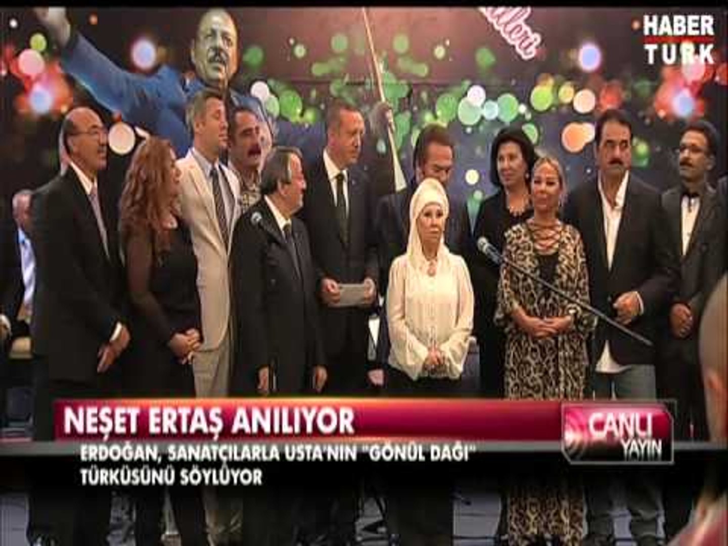 ⁣Başbakan Erdoğan sanatçılarla Neşet Ertaş'ın Gönül Dağı türküsünü söyledi
