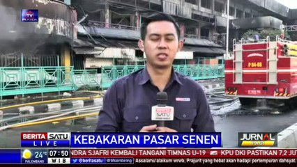 Pemadam Kebakaran Melakukan Proses Pendinginan Pasar Senen