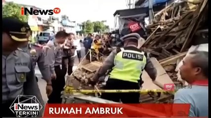 Sebuah Rumah Warga di Tasikmalaya Tiba-Tiba Ambruk