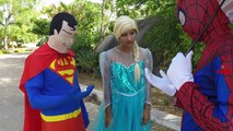 Замороженные Elsa Супермен, Бэтмен, Железный Человек-Паук Против Шок Шалость | Супергерой В Реальной Жизни Удовольствие