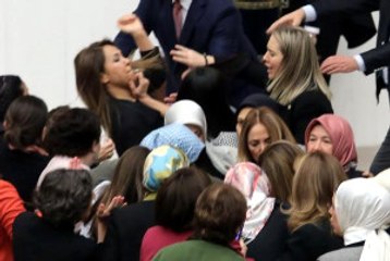 TBMM'de Kadın Vekiller Saç Saça Baş Başa Kavga Etti 3