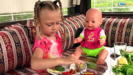 Ярослава с Беби Бон кормит кроликов и курочек. Турецкий завтрак. Видео для детей. Doll Baby Born