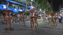 Uruguay da la bienvenida al carnaval con un colorido y multitudinario desfile