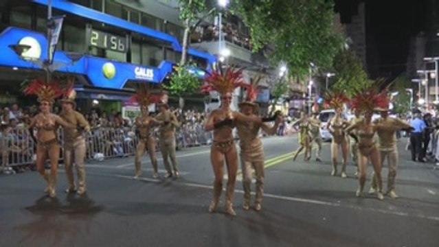Uruguay da la bienvenida al carnaval con un colorido y multitudinario desfile