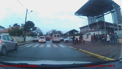 garé devant collège et empêchant accès à une place et sans warning