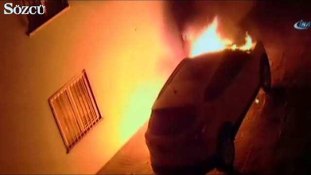 Otomobilin kundaklanma anı kameraya yansıdı