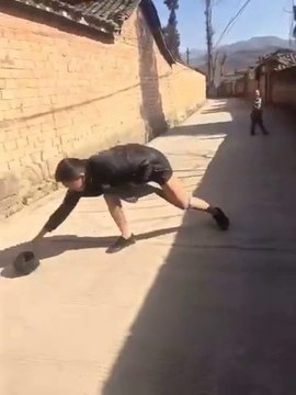 Ce gamin fait une blague bien douloureuse à son grand frère. Quel enfoiré...