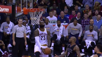 LeBron James réussit un incroyable dunk renversé