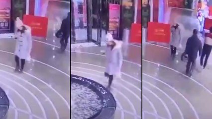 Une femme qui envoie des SMS ne regarde pas où elle marche