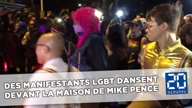 Des manifestants LGBT dansent devant la maison de Mike Pence