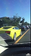 Un convoi de voitures Lamborghini